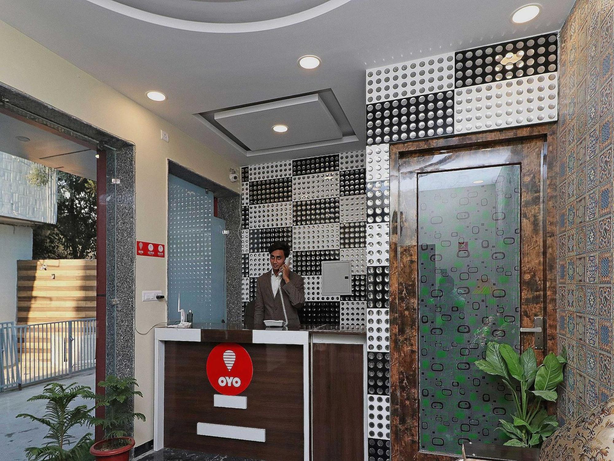 OYO Flagship 10223 Hotel Clouds 21 New Delhi Buitenkant foto